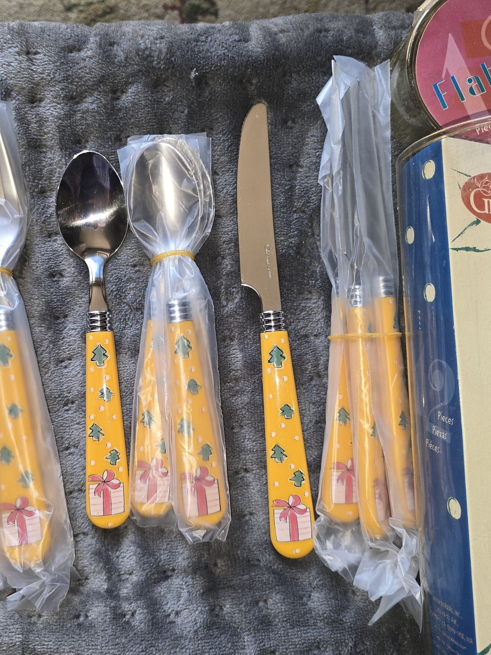 NIB- VINTAGE Gibson 12-pc  Yellow Holiday Cutlery Set - Festive Gift Design